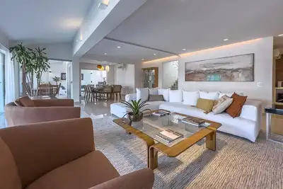 Image de Casa Champagne com Piscina e Espaço Gourmet Sofisticados e Acesso à Praia