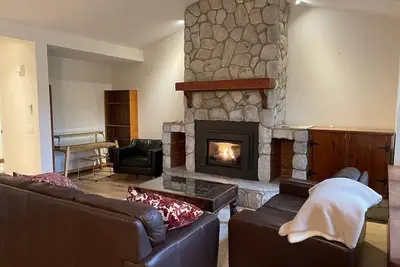 Image de Cozy, private Whistler townhome -2 min drive from the heart of whistler village!