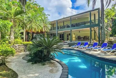 5-Bedrm Family Oasis: Private Lodge w Pool, Sleeps 14, 3 Apartments, Free Wifi