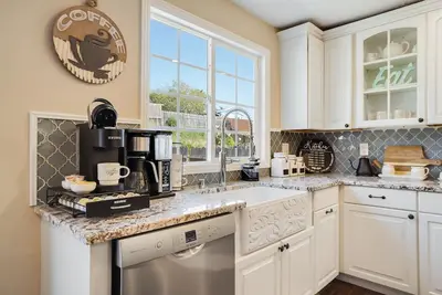 Image de Updated home 10 miles to Napa's wine country! Sleeps 10! \nPets are welcome!