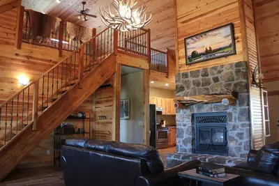 Image de Cozy cabin nestled in the Ozarks with beautiful views from the front porch.