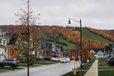 Image de 1 minute from Blue Mountain Village New Chalet (Pool Hot Tub Fireplace Sauna)