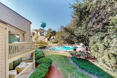 Image de Dog-friendly 2nd-floor condo with tennis, outdoor pool, beach access, balcony