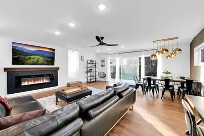 Image de ★Luxury★ 75' Tv Game Room w Pergola, Bbq & Firepit in Quiet Royal Oak Suburbs