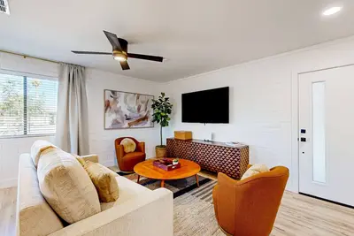 Image de Sun-soaked getaway with courtyard, outdoor kitchen, firepit, & W\/D