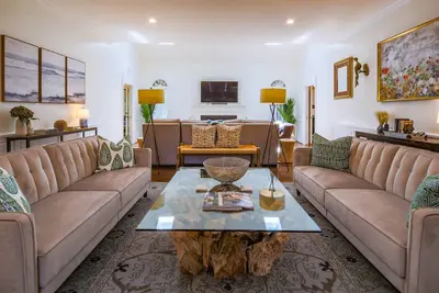 Image de Beautifully Furnished & Renovated Beach Home w/ Large Living Room, Den & Back Deck!