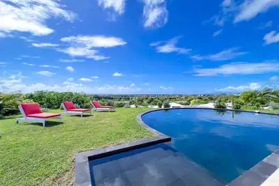 Image de Villa Élégante avec Piscine vue mer