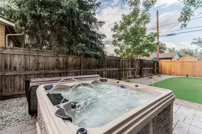 Image de Game Room- Hot Tub- Sauna & Projector!