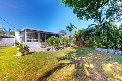 Image de Single-level home with private yard, screened patio, Ac, & W/D