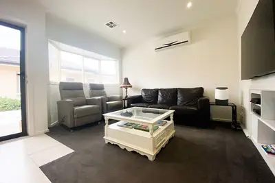 Image de Prime Location! within 120m walk to the beach, boatramp and 200m from shops.