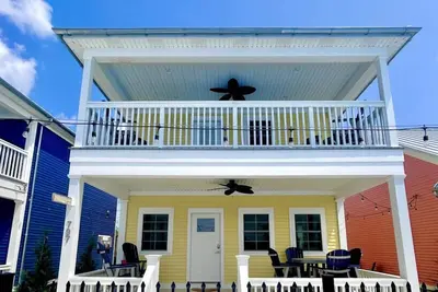 Image de Grand Sunrise - Spacious Lakeside Cottage w\/Hot Tub!