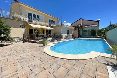 Image de Maison confortable avec piscine privée