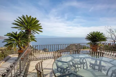 Image de Breathtaking views in a quiet part of Taormina, a stone's throw from downtown