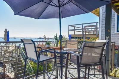 Image de Gorgeous water views in the center of town!