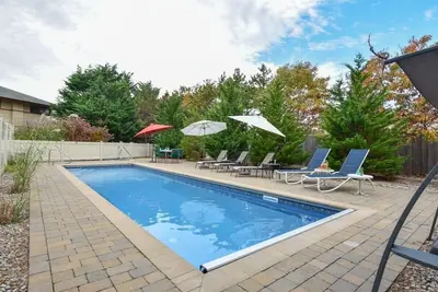 Image de Beautiful backyard, pool, deeded beach rights!