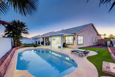 Image de 4br Home w Jacuzzi, Pool & Firepit, Sleeps 10