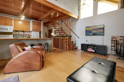 Image de Newly Renovated Ski Chalet nestled in the woods Next to Bear Mountain Slopes!