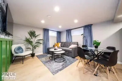 Image de Modern Urban Escape - King Bed - Pet Friendly - Clean!