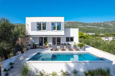 Image de 4 bedrooms, 3 bathrooms, private 40sqm pool, Whirlpool, Summer kitchen, table tennis, table soccer, absolute privacy, located only 2 km from beach
