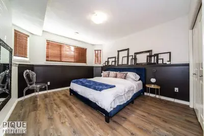 Image de Chic Modern Vibes - King Bed - Fireplace - Sleeps 4 - Wifi