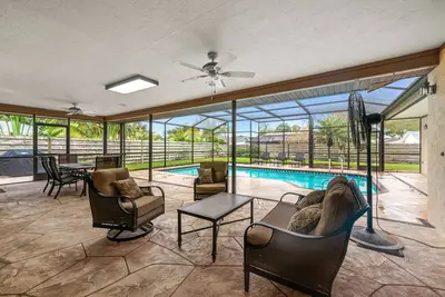 Image de Home with Screened-In Pool and Patio -Southern Charm