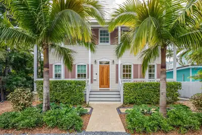 Image de ~California Dreaming~ Enjoy an extended vacation in this posh home and pool.