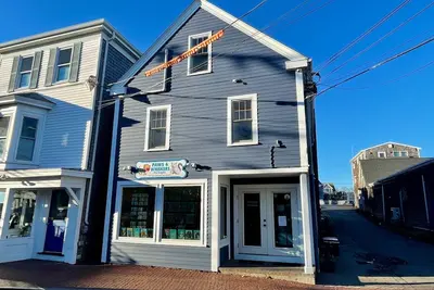 Image de 4br Condo in the Center of Town mere steps from the Ferry! Sleeps 8!