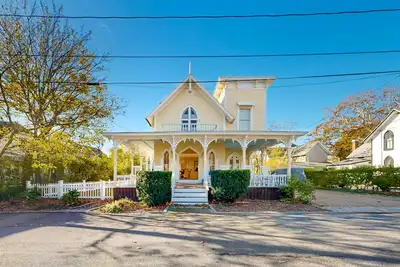 Image de Historical house with wraparound porch, modern updates, enclosed yard, & W/D