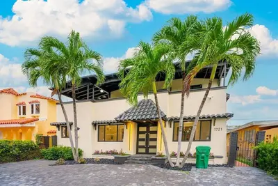 Image de New! Miami & Calle Ocho Home with Full Arcade!