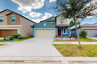 Image de Two-story waterfront retreat with a full kitchen, central Ac, & washer\/dryer
