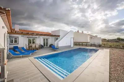 Image de Moradia com Piscina a 7 Minutos da Praia de Carro