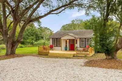 Image de Cozy 2 bedroom farmhouse cottage 11 minutes to beach, with hot tub