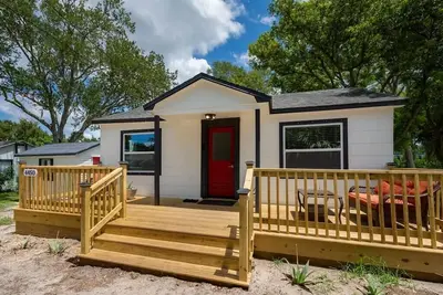 Image de 3 bedroom farmhouse cottage in Palm Harbor 11 mins from Honeymoon Island Beach