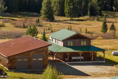 Image de Beautifully Done Family Home Lazy Acres- The Big House at Bunkhouse