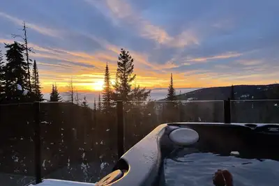 Image de Modern home with private hot tub, sauna, heated floors and private suite.