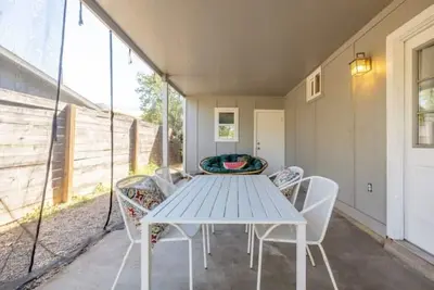 Image de Charming S. Atx Oasis w/ Yard, Fire Pit, Parking\n\n