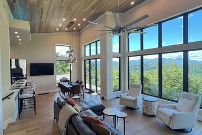 Image de Mountain Top Home with amazing views from every room.