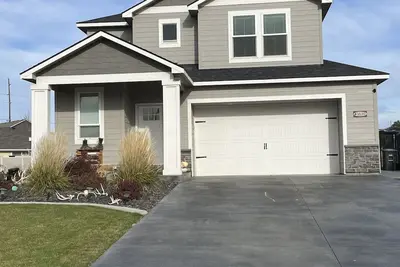 Image de New, 3 Bedroom Home Centrally Located in Moses Lake with Room for all Your Toys!