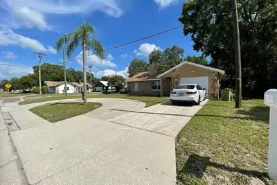Image de Cozy home w/open floor plan -- easy access to beaches, parks, and Bucs Stadium