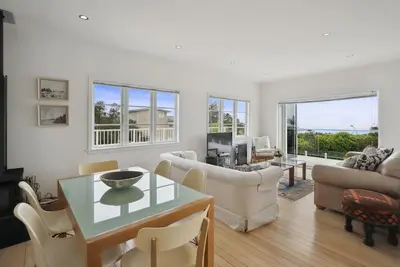 Image de Sun-drenched Bach - Leigh Holiday Home