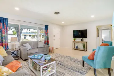 Clearwater Oasis: Gas Grill, Beach Chairs & More!