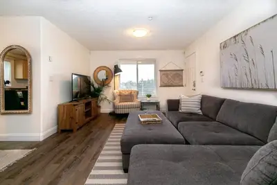 Image de Cozy Renovated Oasis W Private Terrace & Parking.