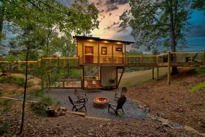 Image de Cozy Treehouse w/ Hot Tub, Fire Pit, Steps to Blue Ridge Lake, Dog Friendly