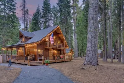 Image de Cozy Clean Cabin With HotTub Walk to Lake Dog Ok