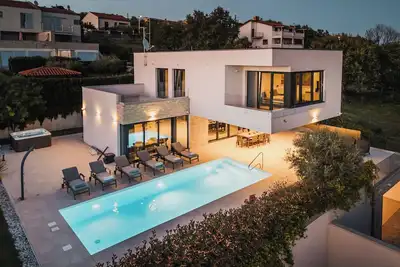 Image de Luxury 4bd villa for 8 with pool, jacuzzi, sauna, gym, bocci and basketball