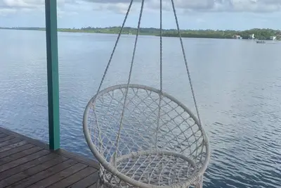 Image de Brand New Home Over on the Water