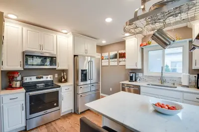 Image de Eclectic Iowa City Cottage w/ Fire Pit!