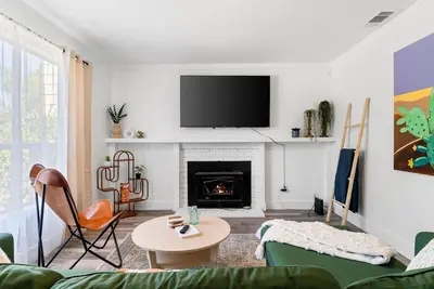 Image de 4-Bedroom Cactus-Themed Retreat with Plush Beds