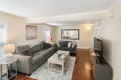 Image de Home w/ Garage in Dt Libertyville Near Naval Base!
