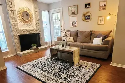 Image de Lovely 1 Bedroom Condo W/ Pool - Covered Parking\n